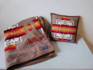lot 54 image: Vintage Beaver State Blanket with Matching Pillow