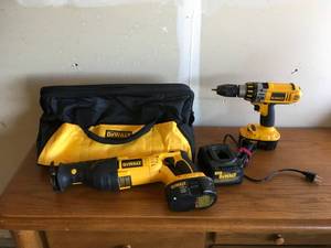 lot 109 image: DeWALT Tool Set