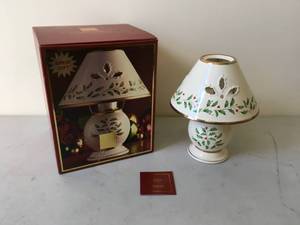 lot 71 image: Lenox Holiday Candle Lamp