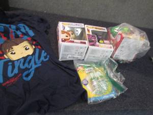 lot 103 image: Peter Tingle T-shirt, Bobble Head, ...