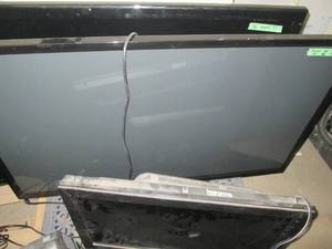 lot 204 image: 51 inch LG TV -turns on, volume wor...