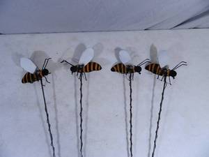 New Handmade Recycled Metal Garden Art 4 Stick Bees