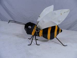 New Handmade Recycled Metal Garden Art Bee