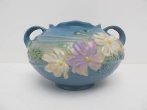 lot 221 image: Vintage 1940s ROSEVILLE No. 375-4 Cosmos Handled Bowl
