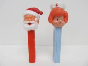 lot 232 image: 2 Vintage No-Feet Pez Dispensers