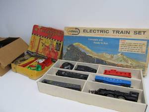 lot 233 image: Nice Vintage LIONEL Electric Train Set wMarx Accessory Set & Track