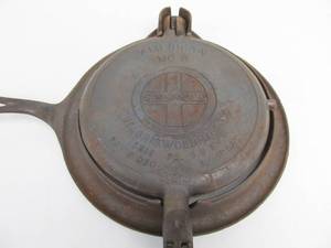 lot 48 image: Antique GRISWOLD American No. 8 Waffle Iron