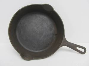 lot 49 image: Antique GRISWOLD No. 5 Cast Iron Skillet