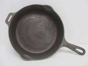 lot 50 image: Antique GRISWOLD No. 6 Cast Iron Skillet