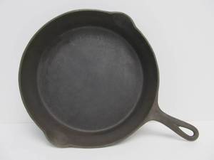 lot 51 image: Antique GRISWOLD No. 9 Cast Iron Skillet