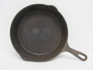 lot 52 image: Antique WARDS No. 1432 Cast Iron Skillet
