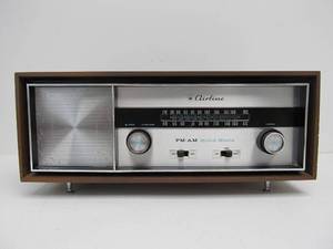 lot 67 image: Working Mid Century Wards AIRLINE Clock Radio