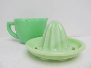 lot 70 image: 2 Vintage Jadeite Pieces