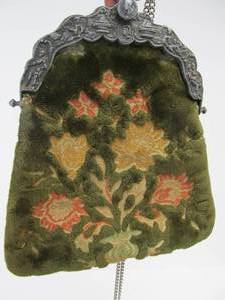 lot 94 image: Antique Velvet Art Nouveau Purse by Carpetbags of America