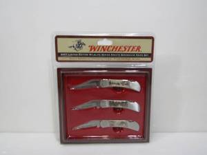 lot 21 image: WINCHESTER Limited Edition Scrimshaw Folding Knife Set