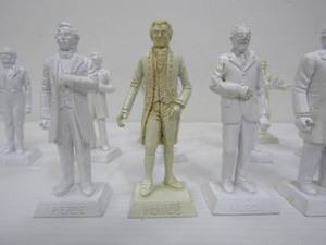 lot 298 image: Large Group of Vintage MARX Presidents of The United States Toy Figures