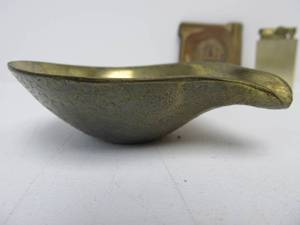 lot 139 image: Vintage Lighter & 2 Ashtrays - Including 1933 Chrysler Motors Ashtray