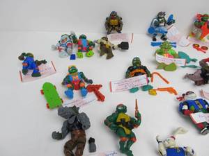 lot 238 image: Nice group of Vintage 80s & Early 90s Teenage Mutant Ninja Turtle Action Figures 