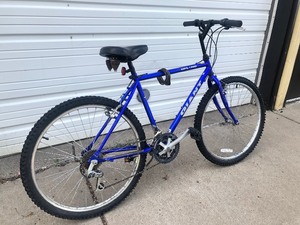 lot 283 image: Mens GIANT Upland Bicycle