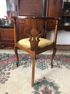 lot 313 image: Antique Victorian Round Back Corner Chair