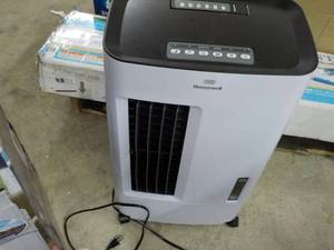 lot 187 image: Honeywell Air Cooler powers on, Po...