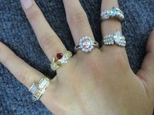 lot 28 image: 7 Rings...