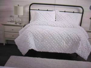 lot 86 image: McLeland Design Dots and Diamond Wh...