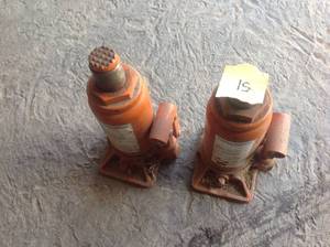 lot 51 image: 8 Ton Hydraulic Jacks
