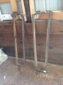 lot 54 image: Cattle Head Holders
