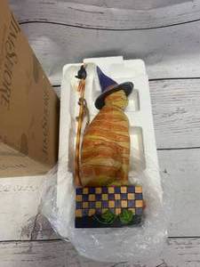 lot 35 image: Jim Shore Kitty in a Witch Hat Figurine