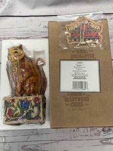 lot 38 image: Jim Shore Heartwood Creek Jasper TanYellow Cat Figurine