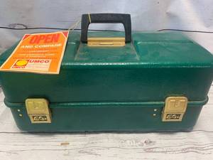 lot 43 image: Antique UMCO 204u Tackle Box