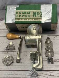 lot 47 image: Universal No. 2 Meat Grinder