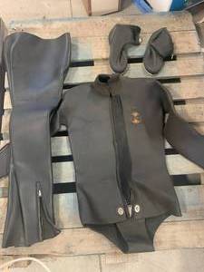 lot 82 image: Wetsuit Set Size Unknown