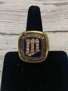 lot 85 image: 1987 Minnesota Twins Replica Championship Ring Size 11