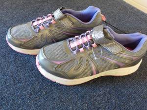 Danskin Womens Size 6 Tennis Shoes...
