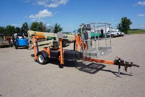lot 4 image: 2005 JLG Model T350 Tow Behind Articulating Boom Lift