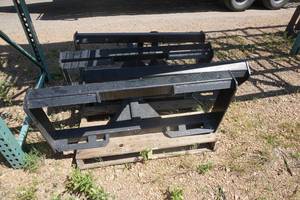 lot 17 image: Brand New Universal Mount Bobcat Skid Loader Skid Steer Trailer Receiver Hitch Attachment