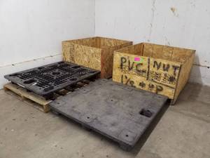 lot 131 image: Plastic Shipping Pallets, Wood Pallet, Wood Pallet Crates