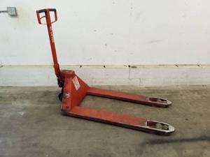lot 104 image: BT Hydraulic Hand Pallet Truck L2000U