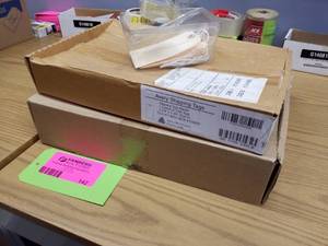 lot 142 image: Avery Shipping Tags Manila