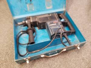 lot 182 image: Bosch Hammer Drill 11220EVS with case