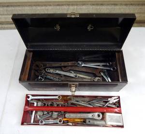 lot 70 image: Vintage Montgomery Wards Tool Box With Tools