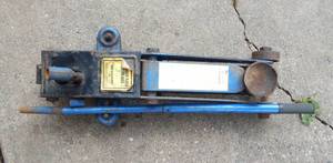 lot 75 image: Vintage Hollywood Accessories 3000 LB Hydraulic Floor Roller Jack