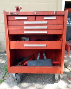 lot 34 image: Vintage Kennedy Rolling Tool Chest With Tools and Craftsman Vice