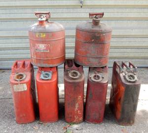 lot 136 image: Lot of Vintage Jerry Cans and Gas Cans