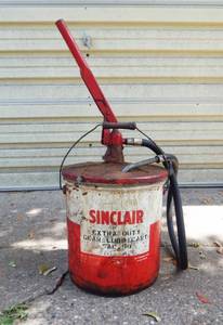 lot 137 image: Vintage Sinclair Extra Duty Gear Lubricant 5 Gallon Can with Pump