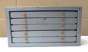lot 94 image: Vintage Huot 5 Drawer Drill Bit Cabinet With Hundreds of Drill Bits