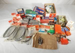 lot 175 image: Large Lot of Vintage Electronic Components