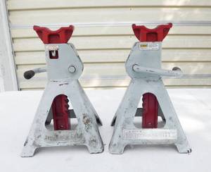 lot 200 image: Set of 2 Larin 3 Ton Jack Stands